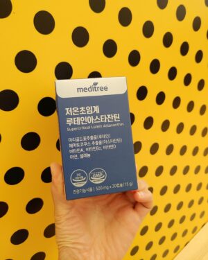 Baek Se-ri Instagram - #협찬 BY #메디트리
오늘 하루도 마무리 잘 하셨나요?
저는 요새 눈이 많이 피로한 편이라
꼭 이거 하나 챙겨먹고 하루를 마무리해요
메디트리 저온초임계 루테인아스타잔틴!
ㆍ
저온초임계 공법으로 루테인과 아스타잔틴
두 성분을 안전하게 추출했고
루테인:아스타잔틴을 20:4 비율로 배합해
눈 건강도 챙기면서, 정상적인 면역 기능까지
챙기도록 비타민D, A, B2, 셀레늄, 아연까지
Wow~ 무려 7중 복합기능성이라 든든하네요
ㆍ
하루 1캡슐로 비타민ㆍ미네랄까지 충분히
섭취할 수 있는 건강템! #건강선물
부모님 선물로도 너무 좋아보여요
ㆍ
메디트리는 2024 대한민국 소비자선정
브랜드대상 건강기능식품' 부문 대상을
수상할 정도로 믿고 먹는 브랜드랍니다 
저처럼 하루 1캡슐씩 물과 함께 챙겨드셔요
ㆍ
잦은 핸드폰 사용, 컴퓨터 앞 붙박이로
눈이 침침하고 피로하신 분, 눈이 뻑뻑하고
저처럼 인공눈물을 넣어야 안심인 분들,
나이 들수록 #눈노화 가 걱정인 분들,
수험생, 직장인, 눈이 늘 피로한 분들께
꼭 챙겨드셔보라고 강츄드릴게요 👍
🤩 메디트리 ☞ @meditree.official
ㆍ
#아스타잔틴 #루테인 #눈건강 #눈피로
#직장인필수템 #수험생선물 #수험생필수템