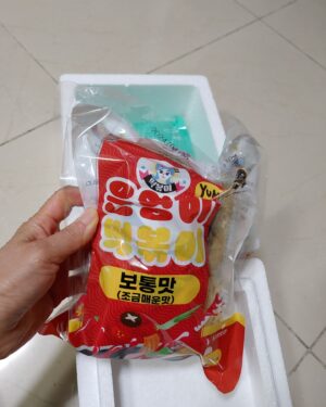 Baek Se-ri Instagram - #협찬
평화로운 주말~ 맛있는 #떡볶이 먹으며
힐링중이네요~ 제 최애 #소울푸드 가
바로 이 떡볶이라구요~😋🥘
간편하게 뚝딱 끓여먹는 #은영이떡볶이
#밀키트 진짜 이 만능양념 분말이
너무 맛있어서 요거 찐 재구매각 👍
ㆍ
쫄깃한 #밀떡 이 길쭉해서 씹는 맛이
솰아있네여~🥢
새벽에 만든 신선한 생밀떡으로 만들어
어묵이랑 진공 포장   당일 배송 해주니까
더 맛있구 더 신선해요
ㆍ
특히 황금비율의 특제소스로 언제 어디서든
맛있게 만들어 먹을 수 있어요
철저한 위생관리로 생산된 품질 좋고
맛있는 어묵이 들어가서 대존맛!
ㆍ
청주에서 엄청 유명한 맛집의 메뉴를
이렇게 밀키트로 만나볼 수 있다닝!
후다닥 간편하게 끓여서 먹을 수 있는
#아이들간식 #캠핑떡볶이 찾는 분들께
강츄드려요~ 👉 @eun02_star
ㆍ
#떡볶이밀키트 #맛있는떡볶이 #오늘뭐먹지
#밀키트떡볶이 #밀떡볶이 #캠핑음식추천 #떡볶이재료 #떡볶이맛집 #떡볶이추천