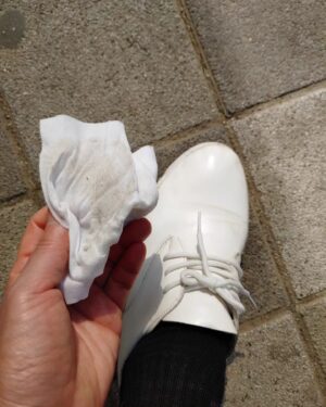 Baek Se-ri Instagram - #협찬
🥾👟🥿 #자우버 #자우버신발클리너
요거 하나면 신발을 금방 깨끗하게 변신!
특히 #크록스세탁 #실내화세탁 하기 좋은
#신발클리너 #신발세탁 잇템 추천드려요
ㆍ
낱개로 포장된 티슈라 휴대도 간편하구
크기도 제법 크고 도톰하고 부드러워요
저는 요새 외출하고 들어와서
황사, 온갖 먼지 뒤집어쓴 신발을 닦는게
습관이 돼버렸네요~ 향도 좋아요
ㆍ
여러장 쓸 필요없이 한장으로 신발세탁 끝!
특히 EVA 소재인 크록스, 실내화, 슬리퍼,
그리고 때 탄 신발 중창이 넘나 잘 닦여요
상쾌한 민트향이라 힐링된답니다~
ㆍ
혹시 스웨이드, 가죽, 면같이 물에 약한
재질은 가급적 전용 제품을 사용하는게
좋으니까 참고해주세영
글리세린 성분이 함유되어 있어서
닦을 때 신발 표면을 보호해준답니다 :)
ㆍ
1박스에 25매입이라 두고두고 보관하기
편하구, 하나씩 들고 다니면서 요긴하게
신발을 금방 깨끗하게 닦을 수 있네요👍
ㆍ
데일리로 신발을 깨끗하게 관리할 분,
신발 세탁이 귀찮은 분들께도 강츄!
야외 운동, 산책, 등산 하는 날에는
꼭 이걸로 닦게 되는 요즘이에염👟
ㆍ
👉 @sauber_official_
ㆍ
#새학기실내화 #슬리퍼세탁 #운동화클리너
#운동화세탁 #신발클리너추천 #신발스타그램