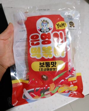 Baek Se-ri Instagram - #협찬
주말에 뭐 해먹을까 🥣 고민하다가
뚝딱 간편하게~ 아주 쉽게  만들 수 있는
#은영이떡볶이 #떡볶이 요리 해먹었어요
요새 이 떡볶이에 꽂혀서 중독됐네요ㅋ
신선한 #밀떡 이 길쭉하니 씹는 맛이
쫄깃 탱탱~ 솰아있네여~🥢
ㆍ
방부처리하지 않은 생밀떡을 사용해
안심하고 섭취할 수 있는 제품이구,
재고를 쌓고 오래 판매하기 위해
냉동 보관한 제품이 아니랍니다~
냉장 보관한 제품이라 믿고 먹을 수 있어요
ㆍ
특히 불포화 지방의 일종인 트랜스지방이
제로이기에 안심하고 섭취할 수 있어요
새벽에 만든 신선한 생밀떡으로 만들어
어묵이랑 진공 포장   당일 배송 해주니까
더 맛있게 만들어 먹을 수 있네요
ㆍ
양념분말도 기가 막히고 매콤달콤 중독성
강한 맛이라 재구매각 나오네요😋
#떡볶이밀키트 #즉석떡볶이 #밀키트떡볶이
찾는 분들께 강츄드려요 👍
👉 @eun02_star
#떡볶이만들기 #밀키트 #밀키트추천 #즉떡