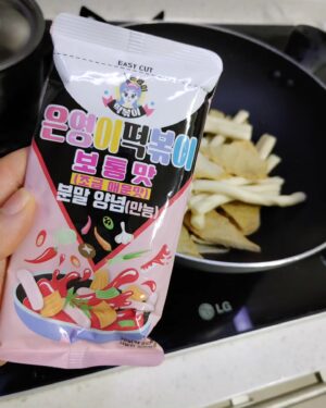 Baek Se-ri Instagram - #협찬
주말에 뭐 해먹을까 🥣 고민하다가
뚝딱 간편하게~ 아주 쉽게  만들 수 있는
#은영이떡볶이 #떡볶이 요리 해먹었어요
요새 이 떡볶이에 꽂혀서 중독됐네요ㅋ
신선한 #밀떡 이 길쭉하니 씹는 맛이
쫄깃 탱탱~ 솰아있네여~🥢
ㆍ
방부처리하지 않은 생밀떡을 사용해
안심하고 섭취할 수 있는 제품이구,
재고를 쌓고 오래 판매하기 위해
냉동 보관한 제품이 아니랍니다~
냉장 보관한 제품이라 믿고 먹을 수 있어요
ㆍ
특히 불포화 지방의 일종인 트랜스지방이
제로이기에 안심하고 섭취할 수 있어요
새벽에 만든 신선한 생밀떡으로 만들어
어묵이랑 진공 포장   당일 배송 해주니까
더 맛있게 만들어 먹을 수 있네요
ㆍ
양념분말도 기가 막히고 매콤달콤 중독성
강한 맛이라 재구매각 나오네요😋
#떡볶이밀키트 #즉석떡볶이 #밀키트떡볶이
찾는 분들께 강츄드려요 👍
👉 @eun02_star
#떡볶이만들기 #밀키트 #밀키트추천 #즉떡