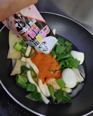 Baek Se-ri Instagram - #협찬
주말에 뭐 해먹을까 🥣 고민하다가
뚝딱 간편하게~ 아주 쉽게  만들 수 있는
#은영이떡볶이 #떡볶이 요리 해먹었어요
요새 이 떡볶이에 꽂혀서 중독됐네요ㅋ
신선한 #밀떡 이 길쭉하니 씹는 맛이
쫄깃 탱탱~ 솰아있네여~🥢
ㆍ
방부처리하지 않은 생밀떡을 사용해
안심하고 섭취할 수 있는 제품이구,
재고를 쌓고 오래 판매하기 위해
냉동 보관한 제품이 아니랍니다~
냉장 보관한 제품이라 믿고 먹을 수 있어요
ㆍ
특히 불포화 지방의 일종인 트랜스지방이
제로이기에 안심하고 섭취할 수 있어요
새벽에 만든 신선한 생밀떡으로 만들어
어묵이랑 진공 포장   당일 배송 해주니까
더 맛있게 만들어 먹을 수 있네요
ㆍ
양념분말도 기가 막히고 매콤달콤 중독성
강한 맛이라 재구매각 나오네요😋
#떡볶이밀키트 #즉석떡볶이 #밀키트떡볶이
찾는 분들께 강츄드려요 👍
👉 @eun02_star
#떡볶이만들기 #밀키트 #밀키트추천 #즉떡