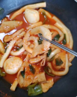 Baek Se-ri Instagram - #협찬
주말에 뭐 해먹을까 🥣 고민하다가
뚝딱 간편하게~ 아주 쉽게  만들 수 있는
#은영이떡볶이 #떡볶이 요리 해먹었어요
요새 이 떡볶이에 꽂혀서 중독됐네요ㅋ
신선한 #밀떡 이 길쭉하니 씹는 맛이
쫄깃 탱탱~ 솰아있네여~🥢
ㆍ
방부처리하지 않은 생밀떡을 사용해
안심하고 섭취할 수 있는 제품이구,
재고를 쌓고 오래 판매하기 위해
냉동 보관한 제품이 아니랍니다~
냉장 보관한 제품이라 믿고 먹을 수 있어요
ㆍ
특히 불포화 지방의 일종인 트랜스지방이
제로이기에 안심하고 섭취할 수 있어요
새벽에 만든 신선한 생밀떡으로 만들어
어묵이랑 진공 포장   당일 배송 해주니까
더 맛있게 만들어 먹을 수 있네요
ㆍ
양념분말도 기가 막히고 매콤달콤 중독성
강한 맛이라 재구매각 나오네요😋
#떡볶이밀키트 #즉석떡볶이 #밀키트떡볶이
찾는 분들께 강츄드려요 👍
👉 @eun02_star
#떡볶이만들기 #밀키트 #밀키트추천 #즉떡
