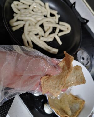 Baek Se-ri Instagram - #협찬
평화로운 주말~ 맛있는 #떡볶이 먹으며
힐링중이네요~ 제 최애 #소울푸드 가
바로 이 떡볶이라구요~😋🥘
간편하게 뚝딱 끓여먹는 #은영이떡볶이
#밀키트 진짜 이 만능양념 분말이
너무 맛있어서 요거 찐 재구매각 👍
ㆍ
쫄깃한 #밀떡 이 길쭉해서 씹는 맛이
솰아있네여~🥢
새벽에 만든 신선한 생밀떡으로 만들어
어묵이랑 진공 포장   당일 배송 해주니까
더 맛있구 더 신선해요
ㆍ
특히 황금비율의 특제소스로 언제 어디서든
맛있게 만들어 먹을 수 있어요
철저한 위생관리로 생산된 품질 좋고
맛있는 어묵이 들어가서 대존맛!
ㆍ
청주에서 엄청 유명한 맛집의 메뉴를
이렇게 밀키트로 만나볼 수 있다닝!
후다닥 간편하게 끓여서 먹을 수 있는
#아이들간식 #캠핑떡볶이 찾는 분들께
강츄드려요~ 👉 @eun02_star
ㆍ
#떡볶이밀키트 #맛있는떡볶이 #오늘뭐먹지
#밀키트떡볶이 #밀떡볶이 #캠핑음식추천 #떡볶이재료 #떡볶이맛집 #떡볶이추천