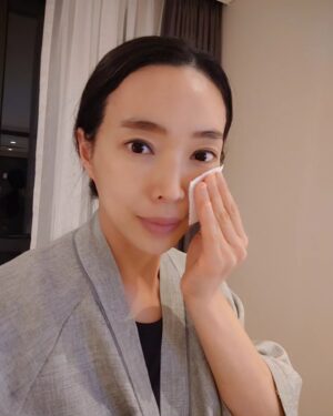 Baek Se-ri Instagram - #협찬
저는 최근에 제주도에 다녀왔어요
관광하면서 찌든 피부~ ☺️ 마무리는
클렌징 후에 토너 묻힌 #화장솜 으로
한번 더 닦아주고, 토너팩 하는거죠 👍
ㆍ
요새 제 최애템 #포슈어 #포슈어화장솜
11겹 고압축 화장솜이라 든든하구
100% 목화솜 순면 원단인데다가
No 화학섬유   유해물질 불검출 FITI 시험
완료한 제품이라 안심이랍니다~
ㆍ
안심하고 사용가능한 무형광 화장솜!
보풀, 밀림이 전혀 없어서 마무리감이
세상 깔끔한 순면화장솜 강츄!
가성비도 최고네요! 저렴하다고 해서
저퀄 중국산 아닌 국내 제조 상품이에요
ㆍ
#대용량화장솜 #순면화장솜 #화장솜추천 
#미용화장솜 #닦토 #토너패드 #압축화장솜