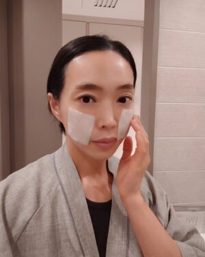 Baek Se-ri Instagram - #협찬
저는 최근에 제주도에 다녀왔어요
관광하면서 찌든 피부~ ☺️ 마무리는
클렌징 후에 토너 묻힌 #화장솜 으로
한번 더 닦아주고, 토너팩 하는거죠 👍
ㆍ
요새 제 최애템 #포슈어 #포슈어화장솜
11겹 고압축 화장솜이라 든든하구
100% 목화솜 순면 원단인데다가
No 화학섬유   유해물질 불검출 FITI 시험
완료한 제품이라 안심이랍니다~
ㆍ
안심하고 사용가능한 무형광 화장솜!
보풀, 밀림이 전혀 없어서 마무리감이
세상 깔끔한 순면화장솜 강츄!
가성비도 최고네요! 저렴하다고 해서
저퀄 중국산 아닌 국내 제조 상품이에요
ㆍ
#대용량화장솜 #순면화장솜 #화장솜추천 
#미용화장솜 #닦토 #토너패드 #압축화장솜