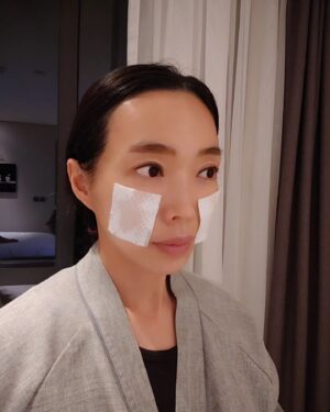 Baek Se-ri Instagram - #협찬
저는 최근에 제주도에 다녀왔어요
관광하면서 찌든 피부~ ☺️ 마무리는
클렌징 후에 토너 묻힌 #화장솜 으로
한번 더 닦아주고, 토너팩 하는거죠 👍
ㆍ
요새 제 최애템 #포슈어 #포슈어화장솜
11겹 고압축 화장솜이라 든든하구
100% 목화솜 순면 원단인데다가
No 화학섬유   유해물질 불검출 FITI 시험
완료한 제품이라 안심이랍니다~
ㆍ
안심하고 사용가능한 무형광 화장솜!
보풀, 밀림이 전혀 없어서 마무리감이
세상 깔끔한 순면화장솜 강츄!
가성비도 최고네요! 저렴하다고 해서
저퀄 중국산 아닌 국내 제조 상품이에요
ㆍ
#대용량화장솜 #순면화장솜 #화장솜추천 
#미용화장솜 #닦토 #토너패드 #압축화장솜