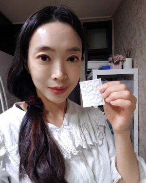 Baek Se-ri Instagram - #협찬
저는 최근에 제주도에 다녀왔어요
관광하면서 찌든 피부~ ☺️ 마무리는
클렌징 후에 토너 묻힌 #화장솜 으로
한번 더 닦아주고, 토너팩 하는거죠 👍
ㆍ
요새 제 최애템 #포슈어 #포슈어화장솜
11겹 고압축 화장솜이라 든든하구
100% 목화솜 순면 원단인데다가
No 화학섬유   유해물질 불검출 FITI 시험
완료한 제품이라 안심이랍니다~
ㆍ
안심하고 사용가능한 무형광 화장솜!
보풀, 밀림이 전혀 없어서 마무리감이
세상 깔끔한 순면화장솜 강츄!
가성비도 최고네요! 저렴하다고 해서
저퀄 중국산 아닌 국내 제조 상품이에요
ㆍ
#대용량화장솜 #순면화장솜 #화장솜추천 
#미용화장솜 #닦토 #토너패드 #압축화장솜