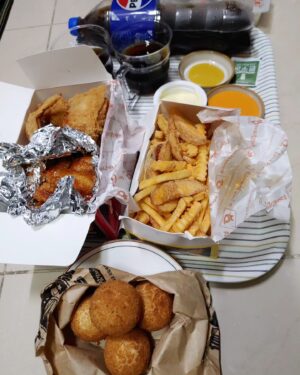 Baek Se-ri Instagram - #협찬 #치킨데이 🍗
치킨이 땡기는 날~ 맛있기로 유명한
#후라이드참잘하는집 에서 배민으로
#반반치킨 #눈꽃치즈감자튀김 #치즈볼
각종 소스들까지 주문시켜 먹었네요~
ㆍ
저는 치킨을 그냥 먹는거보다
갈릭디핑소스, 불닭마요킹소스에
푹 찍어먹는게 더 맛있더라구요~
특히 불닭마요킹은 살짝 매콤한데
입에 촥 감기는게.. 후라이드랑 궁합이
미친 wow~ 자꾸 먹게 되네여😍
ㆍ
역시 후라이드 참 잘 하는 #후참 답게
사이드 마저도 이렇게 중독성 쩔게
기막히게 맛있게 잘 만드네요 👍
ㆍ
배민 브랜드관에서 찜꽁 하시구요!
저는 배민에서 배달시켰는데 🛵
🚶방문 포장시 4,000원 할인되구요
4월의 #후참잘 할인정보 안내드려요!

▶️ 배달의민족
💕배민배달 전용쿠폰 (4/8~4/14)
☞ 선착순 쿠폰 최대 7,000원 할인
💕가게배달/배민배달 쿠폰 (4/8~4/14)
☞ 선착순 쿠폰 최대 4,500원 할인

▶️ 쿠팡이츠
💕 SKT Tday 할인쿠폰 (4/24)
👉 우주패스고객 최대 7,000원 할인
👉 일반고객 최대 6,000원 할인
👉 4/24~4/26 사용 가능
ㆍ
😋 후참잘 동안구점
☞ 안양시 동안구 귀인로 209 1층 114호
#안양치킨 #안양맛집 #후라이드맛집
#치킨은역시 #치킨만이내세상 #킹정