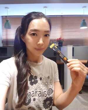 Baek Se-ri Instagram - #협찬 by #메디트리
나이 들수록 떨어지지 마련인 풍성함..
자신감을 지키려고 먹는 잇템을 소개할게여
#비오틴 좋은건 다들 아시죠?
그래서 저는 일부러 더 꼼꼼히 따져보구
맥주효모 비오틴 블랙케어를 택했어요
ㆍ
이 제품은 프랑스산 DSM사 비오틴이
일일영양성분 기준치와 대비해도
3,000% 씩이나 고함량으로 들어갔구요
모발 단백질 구성을 위해 맥주효모도 함유한
프리미엄  #맥주효모비오틴 이랍니다
ㆍ
그 이유는.. 다른 맥주효모에 비해 더 비싸고
구하기 어려운 독일산 프리미엄 맥주효모가
타사 대비해 다량 함유돼있어요 (4,000mg)
맥주효모의 단백질 구성은 모발의 구성과
흡사하기에, 꾸준히 먹어주면 좋답니다
맥주효모의 영양성분 자체가 단백질 함량도
우유의 1,693% 나 되구요~
믿을 수 있는 브랜드에서 만들었기에
자신있게 강츄드려요 👍
ㆍ
휑해져서 걱정인 분, 미리 관리하고픈 분들
꼭 드셔보셔영 ☞ @meditree.official
😘
#맥주효모 #맥주효모효능 #비오틴효능
#비오틴효 #풍성한자신감의비결