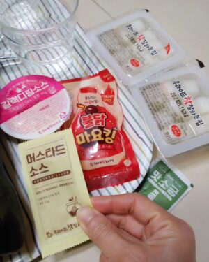 Baek Se-ri Instagram - #협찬 #치킨데이 🍗
치킨이 땡기는 날~ 맛있기로 유명한
#후라이드참잘하는집 에서 배민으로
#반반치킨 #눈꽃치즈감자튀김 #치즈볼
각종 소스들까지 주문시켜 먹었네요~
ㆍ
저는 치킨을 그냥 먹는거보다
갈릭디핑소스, 불닭마요킹소스에
푹 찍어먹는게 더 맛있더라구요~
특히 불닭마요킹은 살짝 매콤한데
입에 촥 감기는게.. 후라이드랑 궁합이
미친 wow~ 자꾸 먹게 되네여😍
ㆍ
역시 후라이드 참 잘 하는 #후참 답게
사이드 마저도 이렇게 중독성 쩔게
기막히게 맛있게 잘 만드네요 👍
ㆍ
배민 브랜드관에서 찜꽁 하시구요!
저는 배민에서 배달시켰는데 🛵
🚶방문 포장시 4,000원 할인되구요
4월의 #후참잘 할인정보 안내드려요!

▶️ 배달의민족
💕배민배달 전용쿠폰 (4/8~4/14)
☞ 선착순 쿠폰 최대 7,000원 할인
💕가게배달/배민배달 쿠폰 (4/8~4/14)
☞ 선착순 쿠폰 최대 4,500원 할인

▶️ 쿠팡이츠
💕 SKT Tday 할인쿠폰 (4/24)
👉 우주패스고객 최대 7,000원 할인
👉 일반고객 최대 6,000원 할인
👉 4/24~4/26 사용 가능
ㆍ
😋 후참잘 동안구점
☞ 안양시 동안구 귀인로 209 1층 114호
#안양치킨 #안양맛집 #후라이드맛집
#치킨은역시 #치킨만이내세상 #킹정