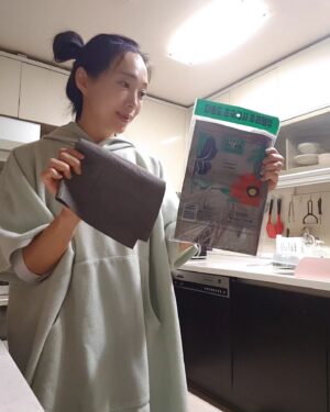 Baek Se-ri Instagram - #협찬
주부로써 요새는 집안일 할 때 도움되는
잇템을 많이 소개해 드리네요 :)
일명 #마법의행주 와도 같은 #유리행주
청소할 때 넘나 편해서 맘에 들어요 👍
ㆍ
#주식회사그린묵 #마법유리행주 인데
★먼지 발생 없는 깨끗한 유리전용 행주라
유리탁자 유리 제품 닦을 때 넘 잘 닦이고
물자국이 안생겨서 완전 쾌감 쩔어요
ㆍ
☑️여러번 재사용해도 보풀이 일지 않고
☑️꼭 짜서 젖은 싱크대 물기 제거라던가
다양한 곳에 사용하기 좋은 실용템이구
☑️강한 흡수성으로 물방울을 제거해줘요
ㆍ
유리컵, 거울, 유리창, 기름때, 물때 청소
등에 좋아서 매일 쓰는 중인데
정말 순식간에 물기를 제거해주니까
물자국 먼지자국 남지 않고 클리어 👍
ㆍ
알고봤더니 고밀도 신공법 흡수력으로
자신의 3배 이상 물을 흡수하는 아이네요
#다용도유리행주 #극세사행주 #행주
풀림 없는 마감으로 오랜 사용이 가능하고
일상생활 모든 곳에 유용한 행주로 강츄!
#빨아쓰는행주 #유리창청소 #유리청소
할 때 좋은 제품으로 강츄드려요
@greenmook_glasstowel
ㆍ
#유리창청소도구 #유리걸레 #세차타월
#살림템 #청소템 #주부스타그램