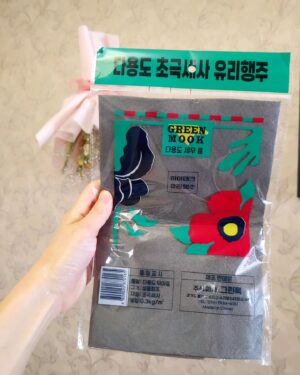 Baek Se-ri Instagram - #협찬
주부로써 요새는 집안일 할 때 도움되는
잇템을 많이 소개해 드리네요 :)
일명 #마법의행주 와도 같은 #유리행주
청소할 때 넘나 편해서 맘에 들어요 👍
ㆍ
#주식회사그린묵 #마법유리행주 인데
★먼지 발생 없는 깨끗한 유리전용 행주라
유리탁자 유리 제품 닦을 때 넘 잘 닦이고
물자국이 안생겨서 완전 쾌감 쩔어요
ㆍ
☑️여러번 재사용해도 보풀이 일지 않고
☑️꼭 짜서 젖은 싱크대 물기 제거라던가
다양한 곳에 사용하기 좋은 실용템이구
☑️강한 흡수성으로 물방울을 제거해줘요
ㆍ
유리컵, 거울, 유리창, 기름때, 물때 청소
등에 좋아서 매일 쓰는 중인데
정말 순식간에 물기를 제거해주니까
물자국 먼지자국 남지 않고 클리어 👍
ㆍ
알고봤더니 고밀도 신공법 흡수력으로
자신의 3배 이상 물을 흡수하는 아이네요
#다용도유리행주 #극세사행주 #행주
풀림 없는 마감으로 오랜 사용이 가능하고
일상생활 모든 곳에 유용한 행주로 강츄!
#빨아쓰는행주 #유리창청소 #유리청소
할 때 좋은 제품으로 강츄드려요
@greenmook_glasstowel
ㆍ
#유리창청소도구 #유리걸레 #세차타월
#살림템 #청소템 #주부스타그램