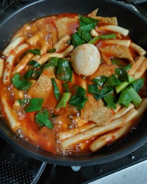 Baek Se-ri Instagram - #협찬
평화로운 주말~ 맛있는 #떡볶이 먹으며
힐링중이네요~ 제 최애 #소울푸드 가
바로 이 떡볶이라구요~😋🥘
간편하게 뚝딱 끓여먹는 #은영이떡볶이
#밀키트 진짜 이 만능양념 분말이
너무 맛있어서 요거 찐 재구매각 👍
ㆍ
쫄깃한 #밀떡 이 길쭉해서 씹는 맛이
솰아있네여~🥢
새벽에 만든 신선한 생밀떡으로 만들어
어묵이랑 진공 포장   당일 배송 해주니까
더 맛있구 더 신선해요
ㆍ
특히 황금비율의 특제소스로 언제 어디서든
맛있게 만들어 먹을 수 있어요
철저한 위생관리로 생산된 품질 좋고
맛있는 어묵이 들어가서 대존맛!
ㆍ
청주에서 엄청 유명한 맛집의 메뉴를
이렇게 밀키트로 만나볼 수 있다닝!
후다닥 간편하게 끓여서 먹을 수 있는
#아이들간식 #캠핑떡볶이 찾는 분들께
강츄드려요~ 👉 @eun02_star
ㆍ
#떡볶이밀키트 #맛있는떡볶이 #오늘뭐먹지
#밀키트떡볶이 #밀떡볶이 #캠핑음식추천 #떡볶이재료 #떡볶이맛집 #떡볶이추천