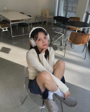Baek Soo-hee Instagram - #협찬 

다꾸,핸꾸에 이어 이젠 신꾸! 
오늘부터 16일까지 2주간 무신사에서 20%할인 기획전과 선착순 사은품으로 타투스티커를지급해서 나만의 신발을 만들 수 있어요! 
가볍고 편해서 여름에 거의 매일 신을 거 같은 신발이에요😚

#클라시코 #클라시폼 #클로그 #클로그꾸미기 #신발꾸미기