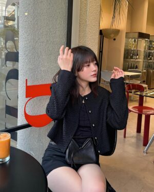 Baek Soo-hee Instagram - #광고 

‘리포메이션’은 패션과 지속가능성의 공존을 지향하는 브랜드라고해요! 지속가능형 공장에서 친환경소재를 사용해서 제품을 만들고 빈티지 스타일에서 영감을 받아 지속적이고 스타일리쉬해요! 
스토리에 올렸을때 자켓 문의 많았는데, 어깨패드와 기장감이 너무 예쁜 제품이에요! 착용감도 너무 좋구 올 봄에 주구장창 입게 될거같아요👍👍 

#Reformation#리포메이션#지속가능패션