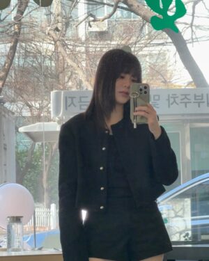 Baek Soo-hee Instagram - #광고 

‘리포메이션’은 패션과 지속가능성의 공존을 지향하는 브랜드라고해요! 지속가능형 공장에서 친환경소재를 사용해서 제품을 만들고 빈티지 스타일에서 영감을 받아 지속적이고 스타일리쉬해요! 
스토리에 올렸을때 자켓 문의 많았는데, 어깨패드와 기장감이 너무 예쁜 제품이에요! 착용감도 너무 좋구 올 봄에 주구장창 입게 될거같아요👍👍 

#Reformation#리포메이션#지속가능패션