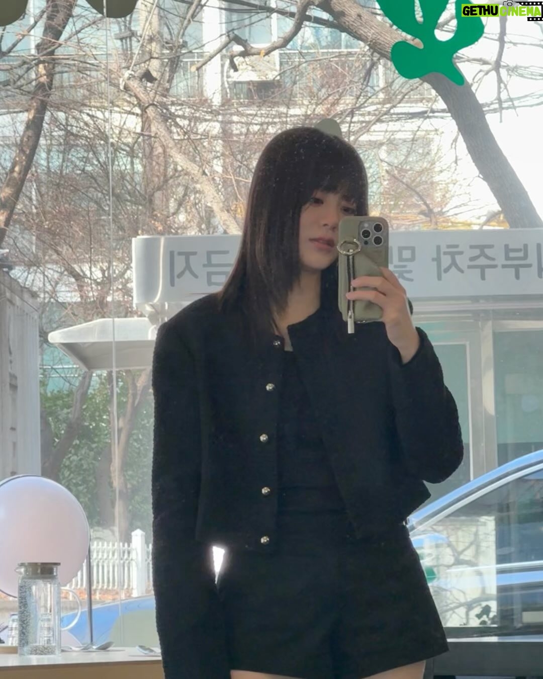 Baek Soo-hee - 1.3K Likes - #광고
‘리포메이션’은 패션과 지속가능성의 공존을 지향하는 브랜드라고해요! 지속가능형 공장에서 친환경소재를 사용해서 제품을 만들고 빈티지 스타일에서 영감을 받아 지속적이고 스타일리쉬해요!
스토리에 올렸을때 자켓 문의 많았는데, 어깨패드와 기장감이 너무 예쁜 제품이에요! 착용감도 너무 좋구 올 봄에 주구장창 입게 될거같아요👍👍
#Reformation#리포메이션#지속가능패션