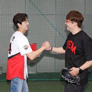 Baek Sung-hyun Instagram - 이제는 어느덧 10년이 넘어가는
친분을 사용하여
전설급  투수코치 소환👍
이제는  대한민국을 대표하는
역대급 투수가된 자랑스러운 친구
대투수 양현종 선수에게 원포인트
레슨을 받고. 
나의 시구는 모아니면 도라는  평가를
받게 되는데... 
     
Sbs 공중파 중계라는 부담 백배인 말과
패대기치면 뒤도안보고 돌아들어갈거라는 스승님의 선언에
어깨는 더 무거워지고...😬
역대급 패대기이냐...성공이냐...🫣

#최강기아 #시구일기