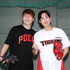 Baek Sung-hyun Instagram - 이제는 어느덧 10년이 넘어가는
친분을 사용하여
전설급  투수코치 소환👍
이제는  대한민국을 대표하는
역대급 투수가된 자랑스러운 친구
대투수 양현종 선수에게 원포인트
레슨을 받고. 
나의 시구는 모아니면 도라는  평가를
받게 되는데... 
     
Sbs 공중파 중계라는 부담 백배인 말과
패대기치면 뒤도안보고 돌아들어갈거라는 스승님의 선언에
어깨는 더 무거워지고...😬
역대급 패대기이냐...성공이냐...🫣

#최강기아 #시구일기