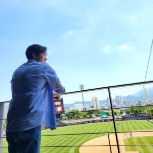 Baek Sung-hyun Instagram - 최강 KIA 타이거즈🐯
시구를 위해 챔피언스 필드에
방문 했습니다.
역시 리그 1위팀 답게
석가탄신일 이자 스승의날 기념
전석 매진!! 만원관중 앞에서 
마운드에 설 생각에 심장이 터질뻔
했습니다.

#최강기아 #리그1위☝️ #석가탄신일 #스승의날  #응원 #시구