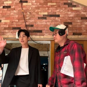 Baek Sung-hyun Instagram - 멋진 동생 수환이의 첫 주연 영화 '동창'을 응원하기위해
까메오 출연
거기서 평소 너무 재밌게 보고있는 #개그콘서트 의
#데프콘 닮은 여자도 만나고 😂
멋진 스태프분들 과 감독님과 함께
즐거운시간
영화 '동창' 상도 많이 받으시고 대박나세요~!!