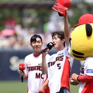 Baek Sung-hyun Instagram - 기아타이거즈 팬분들과 승리를 기원하며 응원 힘차게 한번하고!!! 
오늘의 선발투수 네일선수와 인사후
챔피언스 필드 마운드에 오르다..
결과는~???!!! 두둥

꿈만같은 순간 평생 기억에 남을 추억을 
만들어주신 기아타이거즈 진심으로 감사드리고 아낌없이 응원해주신 기아타이거즈팬분들께도 진심으로
감사인사를 드립니다. 
올 시즌 기아의 우승을 
온 맘다해 응원하겠습니다.
최강 KIA  화이팅!!!

    오늘 승리해서 기쁨이 두배~🤭👍

#기아타이거즈🐯  #시구