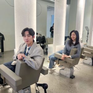 Baek Sung-hyun Instagram - 아침부터 사이좋은 수우리😉🤩
아주 엉망이구만?!

수우리  촬영 시작은 
에브리데이 #Abybom 에서부터🌟☺️

샵까지도 같은 수우리란 말이지 ~
🫠🤪🙄

#수지맞은우리
#평일저녁8시30분
#에이바이봄