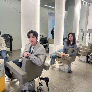 Baek Sung-hyun Instagram - 아침부터 사이좋은 수우리😉🤩
아주 엉망이구만?!

수우리  촬영 시작은 
에브리데이 #Abybom 에서부터🌟☺️

샵까지도 같은 수우리란 말이지 ~
🫠🤪🙄

#수지맞은우리
#평일저녁8시30분
#에이바이봄