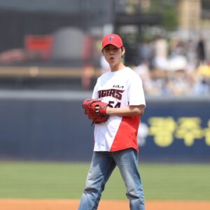 Baek Sung-hyun Instagram - 기아타이거즈 팬분들과 승리를 기원하며 응원 힘차게 한번하고!!! 
오늘의 선발투수 네일선수와 인사후
챔피언스 필드 마운드에 오르다..
결과는~???!!! 두둥

꿈만같은 순간 평생 기억에 남을 추억을 
만들어주신 기아타이거즈 진심으로 감사드리고 아낌없이 응원해주신 기아타이거즈팬분들께도 진심으로
감사인사를 드립니다. 
올 시즌 기아의 우승을 
온 맘다해 응원하겠습니다.
최강 KIA  화이팅!!!

    오늘 승리해서 기쁨이 두배~🤭👍

#기아타이거즈🐯  #시구