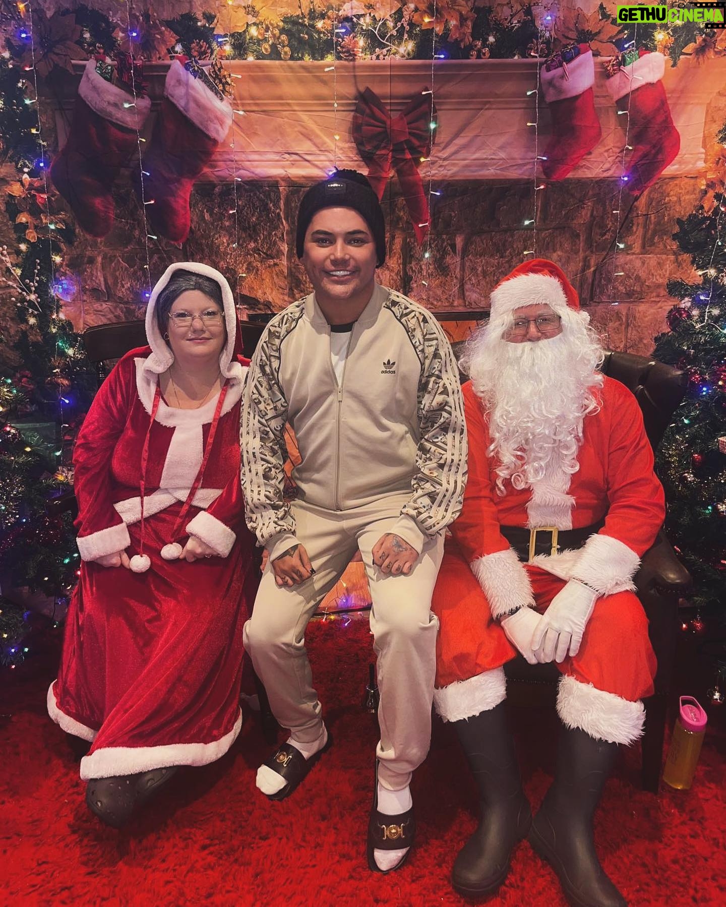 Baga Chipz - 2.9K Likes - I’ve been such a good boy this year. I hope I get what I want from Santa. Merry Christmas to all my fans.🎅🏼🤶🏼