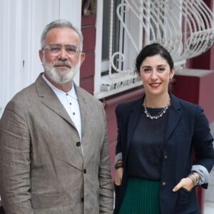 Bahadır Yenişehirlioğlu Instagram - #Repost @zeynepbilgehan
...
Siyaset öyle bir alan ki güncel tartışmalar bazen mevki sahiplerinin ‘politikacı’ şapkası dışındaki kimlik ve geçmişlerini öğütebiliyor. Bahadır Yenişehirlioğlu:
“İnsanlar tanımadığının düşmanıdır. Biz Türkiye’de insanları yaftalıyoruz. Oysa birbirimize büyüteç tutsak cevherleri, renkleri göreceğiz ve bu bizi daha çok yaklaştıracak”
Nispeten içine yeni girdiği siyaset alanıyla ilgili izlenimleri neler? Yanıtı: “Ben yara açan değil yara saran bir insanım. TBMM’ye girdiğim yıl grup başkanvekili oldum. Diyalogların açık olması, hadiselere şeffaf ve samimi yaklaşıyor olmanız birçok sorunun kökünü yok ediyor. Farklı düşünebiliriz; farklı kültürler, farklı inançlar hepsi bizim zenginliğimiz. Yeter ki birbirimize saygı duyalım. TBMM’de muhalefetle en kolay diyalog kurabilenlerden biriyim.” @yenisehirlioglu 
Fotoğraflar: @leventkulu