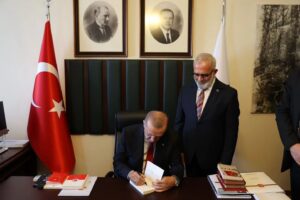 Bahadır Yenişehirlioğlu Instagram - Cumhurbaşkanımız ve Genel Başkanımız Sayın @RTErdogan’ı TBMM Grup Toplantımız sonrası misafir ettik.

Kendileri, “Hünkârım” kitabımı imzalayarak şahsıma büyük bir onur ve gurur yaşattı.

Teşrifleriyle ve nezaketiyle şeref veren zât-ı devletlerine saygı ve şükranlarımı arz ediyorum.