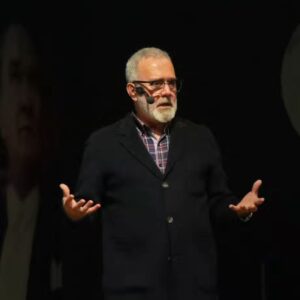 Bahadır Yenişehirlioğlu Instagram - İnsan bazen bir kelamla hür olur, bazen köle. Yeri gelir bir söz alemi yıkar, yeri gelir 
tilkileri aslan eder. Kimi zaman ateş olur dünyayı yakar, kimi zaman da dermanı olmayan 
derdin şifası olur. Bazen de bitmez tükenmez bilmeyen bir hazinenin kapısını açar. O nedenle 
bugün dünyanın bu hali karşısında, kelam etmeden yücelik aramayalım lütfen...
#freepalestina🇵🇸