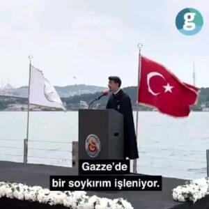 Bahadır Yenişehirlioğlu Instagram - Galatasaray Üniversitesi Hukuk Fakültesini birincilikle bitiren #MehmetHasanYacı kardeşimiz aldığı ödülü #Gazze’de soykırıma uğrayan öğrencilere adayarak örnek bir duruş sergilemiştir.

Hukukçu kimliği; insan haklarını tavizsiz bir şekilde müdafaa ettiği, zulme karşı durduğu, mazlumun yanında olduğu ve zalime karşı cesaretle mücadele ettiği nispette anlam kazanan bir hüviyettir.

İnsan hakları ağacının dallarının budandığı çorak topraklara umut filizleri eken ve büyüttüğü çınarın gölgesinde cesaretin soluklanmasına vesile olan her kelâm, zalimin süngüsünü düşüren bir kalkandır.

Genç meslektaşımla gurur duyduğumu belirtiyor, başarılarla taçlandıracağı hayırlı bir ömür diliyorum.