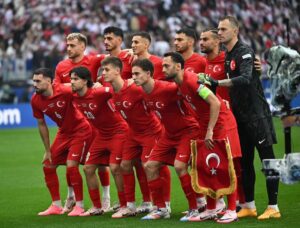 Bahadır Yenişehirlioğlu Instagram - #EURO2024 F Grubu ilk maçında Gürcistan karşısında sahadan 3-1 galip ayrılan A Millî Futbol Takımımızı yürekten tebrik ediyor; başarılarının devamını diliyorum!🇹🇷

#BizimÇocuklar
#TURvGEO

@MilliTakimlar