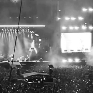 Bala Atabek Instagram - dün @foofighters izledim. çocukluğuma on numara beş yıldız bi bilet, #davegrohlbenimkankamol
