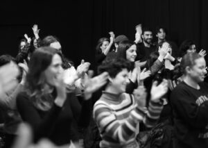 Bala Atabek Instagram - sondan başa doğru bir hikaye gibi yerleştirdim fotoğrafları. onlar bizi, biz onları alkışlarken/den geriye.. Ki en sevdiğim karelerden biri oldu. bu gece @ceylanozgunozcelik ile beraber yaptık dersi, insanların birbirine ilham vermesi bir “mesele” biz bence bu akşam o “meselemizi” bedenledik ve ayağa kaldırdık. Bu fotoğrafları bana atölyemde asistanlık yapan @ugurciftdogann çekti, eline kamerayı verdiğimde biliyordum bu karelerin başımıza geleceğini, kendisi anları gören genç ışıl ışıl bir göz. Ruhların birbirini tanıması güvenle birbirine “dünyada/da” yaslanabilmesi şart. İyi bir ekip kurduğum için mutluyum, arkamı her döndüğümde kendi biricik ekibim, önüme her baktığımda Ceylanın her sözünü dikkatle dinleyen gençler gördüm.  Hepsi “hayatlarının” yaratıcısı olacak. Ve eminim onlar/da Ceylan ve nice Ceylan gibi dünyaya gelmiş “kalbe” değen insanlardan biriymişcesine -“birilerinin” kalbine değecek. Siz öğrencilerime ve ekibim diye seslendiğim gencecik dostlarıma (@ugurciftdogann @buketkaya6 @iyidikyaboyle @yesim_ayttennn @berkzgur @cerenogutcu ) ve Ceylan sana teşekkür ederim, iyi ki/de varsın! Oh BE ♥️