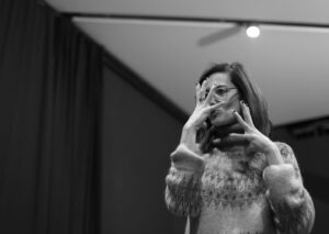Bala Atabek Instagram - sondan başa doğru bir hikaye gibi yerleştirdim fotoğrafları. onlar bizi, biz onları alkışlarken/den geriye.. Ki en sevdiğim karelerden biri oldu. bu gece @ceylanozgunozcelik ile beraber yaptık dersi, insanların birbirine ilham vermesi bir “mesele” biz bence bu akşam o “meselemizi” bedenledik ve ayağa kaldırdık. Bu fotoğrafları bana atölyemde asistanlık yapan @ugurciftdogann çekti, eline kamerayı verdiğimde biliyordum bu karelerin başımıza geleceğini, kendisi anları gören genç ışıl ışıl bir göz. Ruhların birbirini tanıması güvenle birbirine “dünyada/da” yaslanabilmesi şart. İyi bir ekip kurduğum için mutluyum, arkamı her döndüğümde kendi biricik ekibim, önüme her baktığımda Ceylanın her sözünü dikkatle dinleyen gençler gördüm.  Hepsi “hayatlarının” yaratıcısı olacak. Ve eminim onlar/da Ceylan ve nice Ceylan gibi dünyaya gelmiş “kalbe” değen insanlardan biriymişcesine -“birilerinin” kalbine değecek. Siz öğrencilerime ve ekibim diye seslendiğim gencecik dostlarıma (@ugurciftdogann @buketkaya6 @iyidikyaboyle @yesim_ayttennn @berkzgur @cerenogutcu ) ve Ceylan sana teşekkür ederim, iyi ki/de varsın! Oh BE ♥️