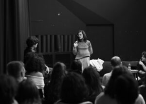 Bala Atabek Instagram - sondan başa doğru bir hikaye gibi yerleştirdim fotoğrafları. onlar bizi, biz onları alkışlarken/den geriye.. Ki en sevdiğim karelerden biri oldu. bu gece @ceylanozgunozcelik ile beraber yaptık dersi, insanların birbirine ilham vermesi bir “mesele” biz bence bu akşam o “meselemizi” bedenledik ve ayağa kaldırdık. Bu fotoğrafları bana atölyemde asistanlık yapan @ugurciftdogann çekti, eline kamerayı verdiğimde biliyordum bu karelerin başımıza geleceğini, kendisi anları gören genç ışıl ışıl bir göz. Ruhların birbirini tanıması güvenle birbirine “dünyada/da” yaslanabilmesi şart. İyi bir ekip kurduğum için mutluyum, arkamı her döndüğümde kendi biricik ekibim, önüme her baktığımda Ceylanın her sözünü dikkatle dinleyen gençler gördüm.  Hepsi “hayatlarının” yaratıcısı olacak. Ve eminim onlar/da Ceylan ve nice Ceylan gibi dünyaya gelmiş “kalbe” değen insanlardan biriymişcesine -“birilerinin” kalbine değecek. Siz öğrencilerime ve ekibim diye seslendiğim gencecik dostlarıma (@ugurciftdogann @buketkaya6 @iyidikyaboyle @yesim_ayttennn @berkzgur @cerenogutcu ) ve Ceylan sana teşekkür ederim, iyi ki/de varsın! Oh BE ♥️
