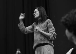 Bala Atabek Instagram - sondan başa doğru bir hikaye gibi yerleştirdim fotoğrafları. onlar bizi, biz onları alkışlarken/den geriye.. Ki en sevdiğim karelerden biri oldu. bu gece @ceylanozgunozcelik ile beraber yaptık dersi, insanların birbirine ilham vermesi bir “mesele” biz bence bu akşam o “meselemizi” bedenledik ve ayağa kaldırdık. Bu fotoğrafları bana atölyemde asistanlık yapan @ugurciftdogann çekti, eline kamerayı verdiğimde biliyordum bu karelerin başımıza geleceğini, kendisi anları gören genç ışıl ışıl bir göz. Ruhların birbirini tanıması güvenle birbirine “dünyada/da” yaslanabilmesi şart. İyi bir ekip kurduğum için mutluyum, arkamı her döndüğümde kendi biricik ekibim, önüme her baktığımda Ceylanın her sözünü dikkatle dinleyen gençler gördüm.  Hepsi “hayatlarının” yaratıcısı olacak. Ve eminim onlar/da Ceylan ve nice Ceylan gibi dünyaya gelmiş “kalbe” değen insanlardan biriymişcesine -“birilerinin” kalbine değecek. Siz öğrencilerime ve ekibim diye seslendiğim gencecik dostlarıma (@ugurciftdogann @buketkaya6 @iyidikyaboyle @yesim_ayttennn @berkzgur @cerenogutcu ) ve Ceylan sana teşekkür ederim, iyi ki/de varsın! Oh BE ♥️