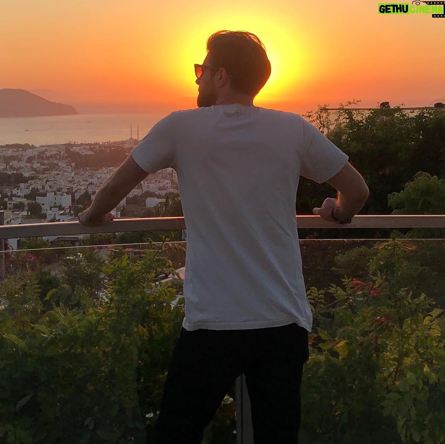 Balamir Emren - 6.9K Likes - Aldik yine gunesi arkamiza .. 🌅