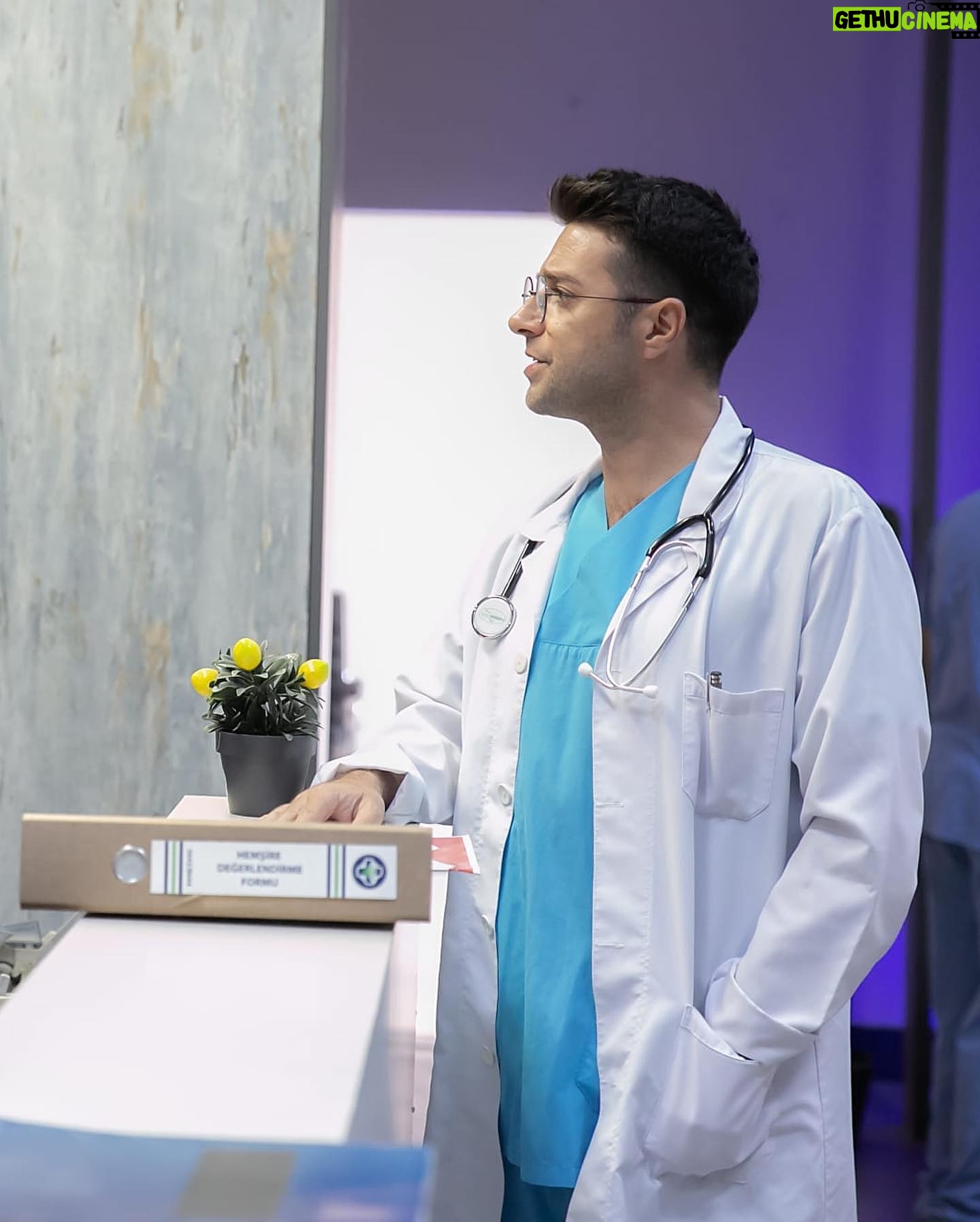 Balamir Emren - 3.4K Likes - Doktor Yagiz ile bu aksamdan itibaren.. #arkasokaklar #kanald Doktor demisken ;son zamanlarda saglik calisanlarimiza siddet gosterenlere de hep birlikte guclu bir ses cikarmaliyiz.. Bu saglik teroru artik son bulmali !