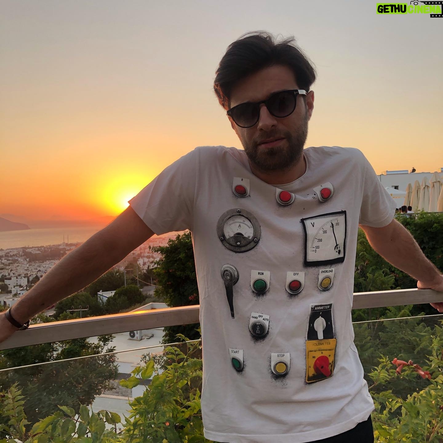 Balamir Emren - 6.9K Likes - Aldik yine gunesi arkamiza .. 🌅