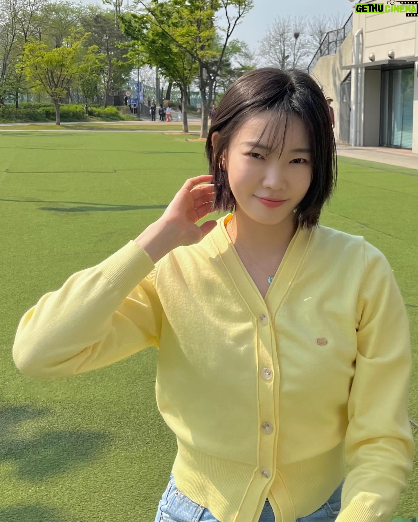 Bang Eun-jeong - 0.9K Likes - 봄 가디건 새로 샀는데 오늘 26도였던 부분에 대하여..🫠