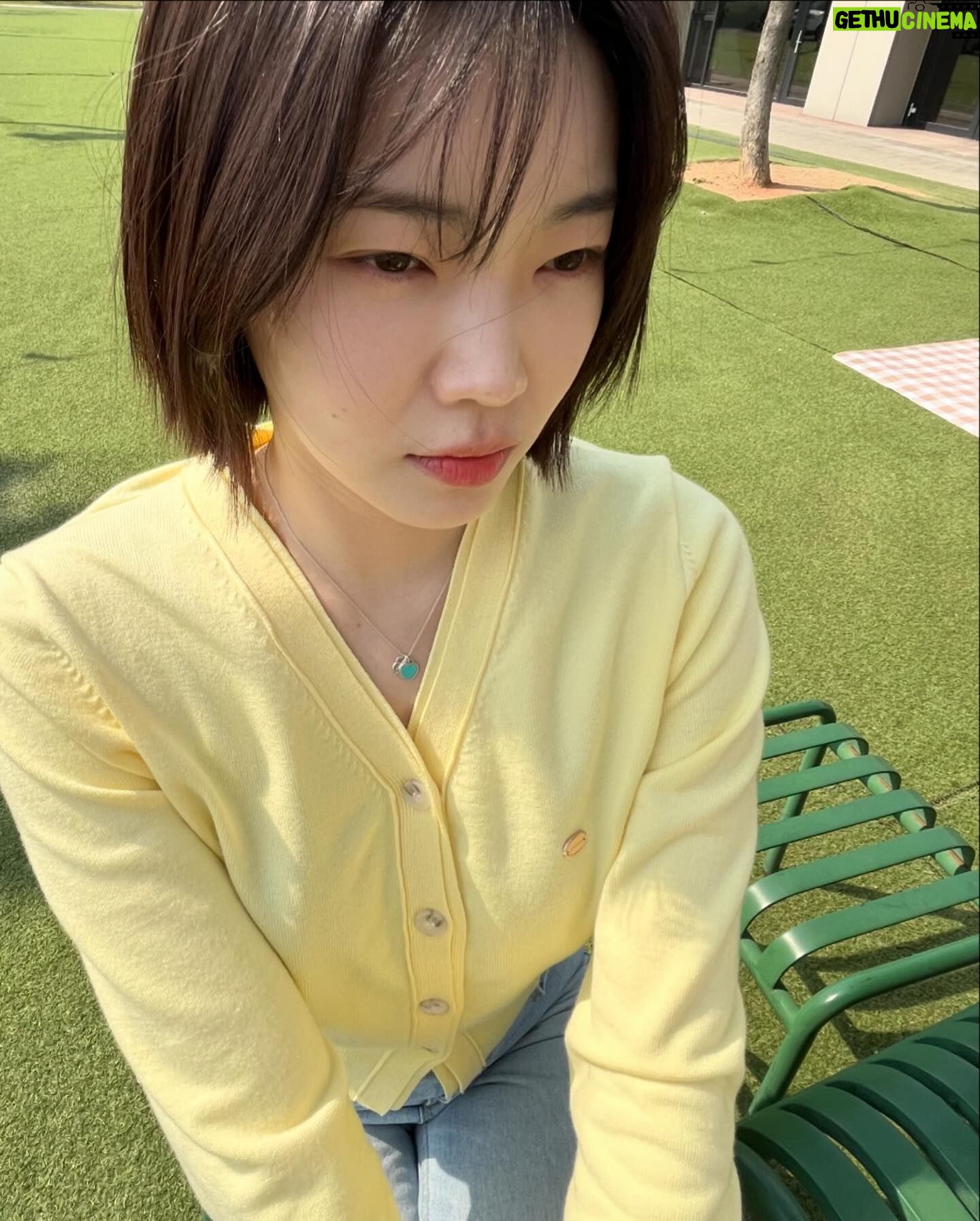 Bang Eun-jeong - 0.9K Likes - 봄 가디건 새로 샀는데 오늘 26도였던 부분에 대하여..🫠