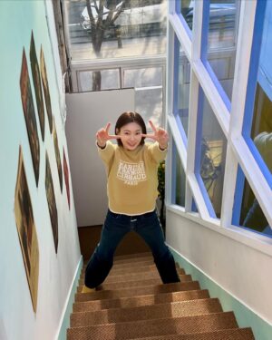 Bang Eun-jeong Instagram - 날이 풀릴락 말락 ෆ╹ .̮ ╹ෆ 🌼
정신없이 바빴던 3월도 벌써 끝이라니,, 
짧을 것 같은 테라스 낭만 즐기기! 4월도 모두 힘 :)💛