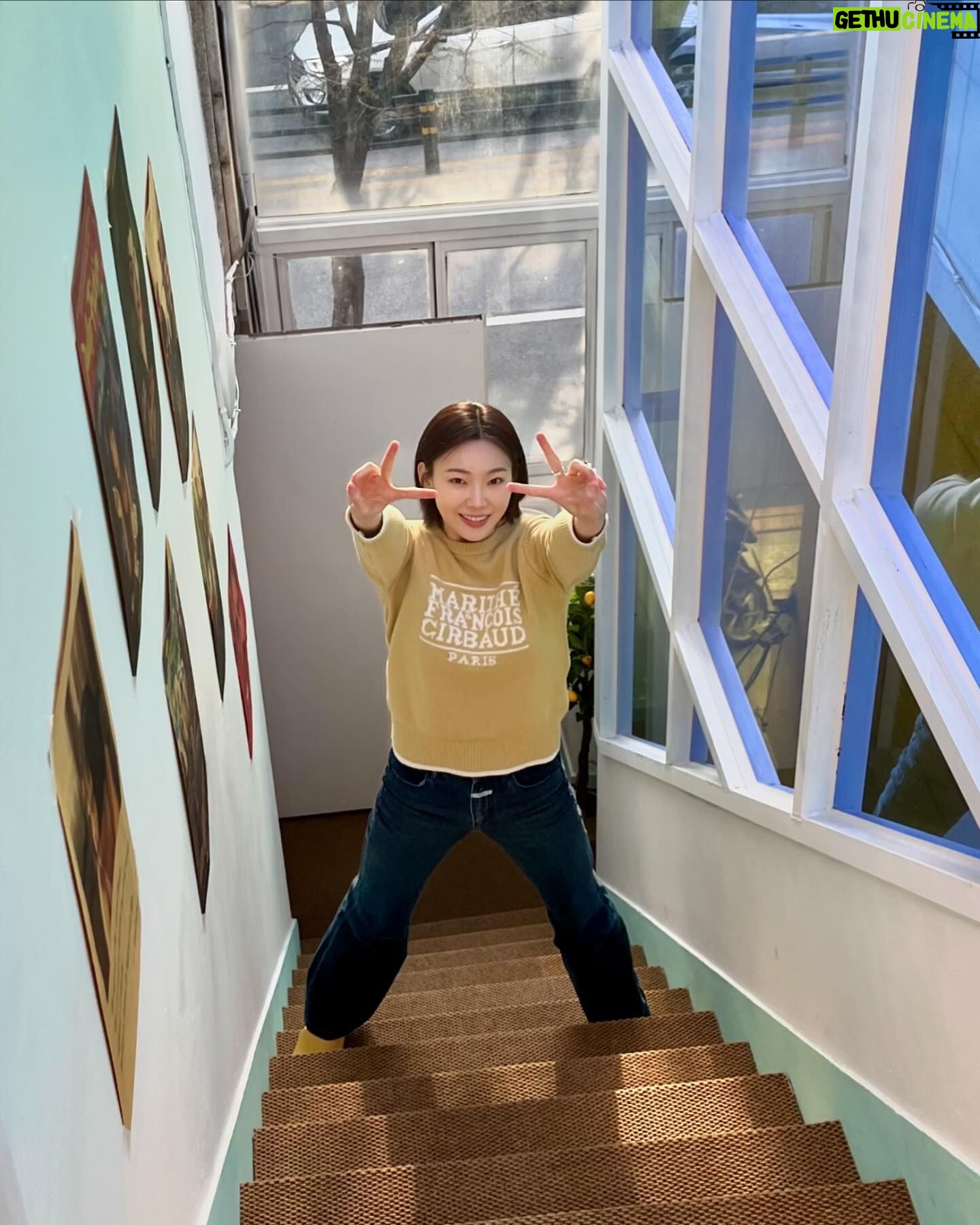 Bang Eun-jeong - 1K Likes - 날이 풀릴락 말락 ෆ╹ .̮ ╹ෆ 🌼
정신없이 바빴던 3월도 벌써 끝이라니,,
짧을 것 같은 테라스 낭만 즐기기! 4월도 모두 힘 :)💛