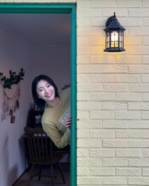 Bang Eun-jeong Instagram - 날이 풀릴락 말락 ෆ╹ .̮ ╹ෆ 🌼
정신없이 바빴던 3월도 벌써 끝이라니,, 
짧을 것 같은 테라스 낭만 즐기기! 4월도 모두 힘 :)💛