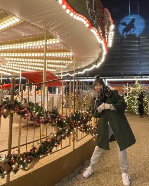 Bang Eun-jeong Instagram - 연말 뭐 볼것두 없드라 
#찰칵찰칵찰칵차라칵차라카가차라칵ㅋ찰ㄹ캌 
#눈돌리면포토존 ㄱㄱㅑ🎄